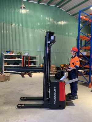 Giới thiệu xe nâng điện đứng lái trong kho