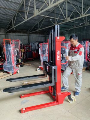 Hình ảnh xe nâng tay cao 1,5 tấn nâng cao 2,5m Niuli