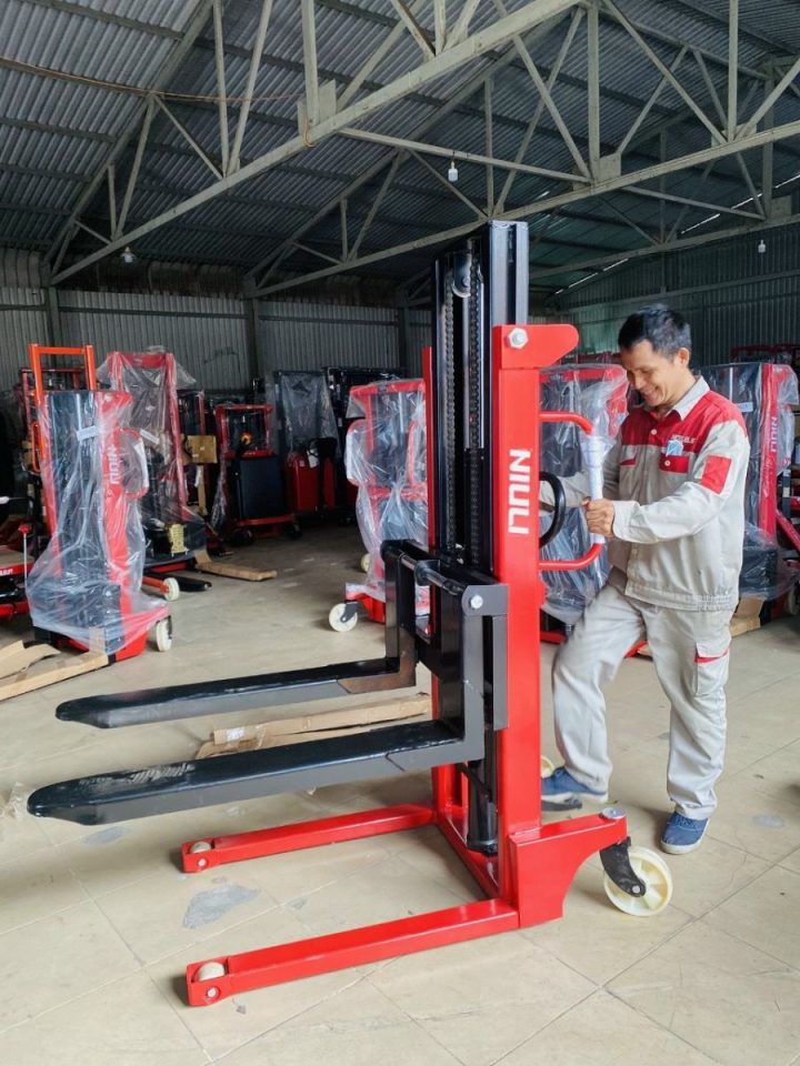 Hình ảnh xe nâng tay cao 1,5 tấn nâng cao 2,5m Niuli