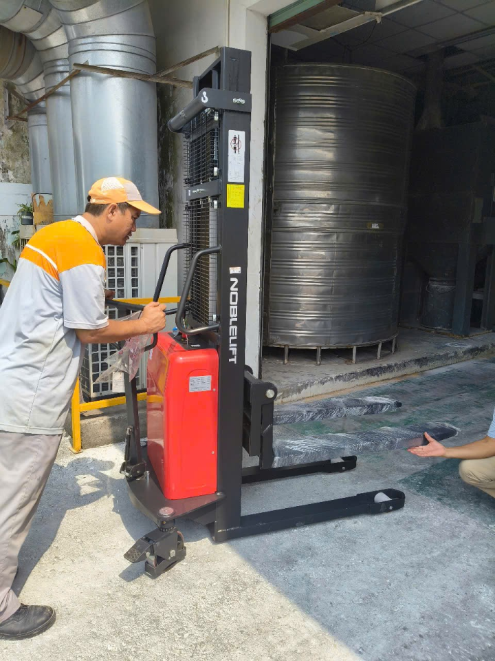 Xe nâng bán tự động 1.5 tấn nâng cao 1.6m