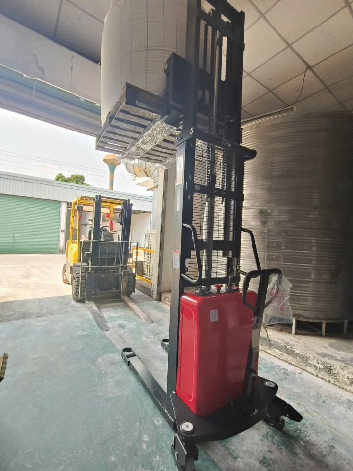 Xe nâng bán tự động 1.5 tấn nâng cao 1.6m
