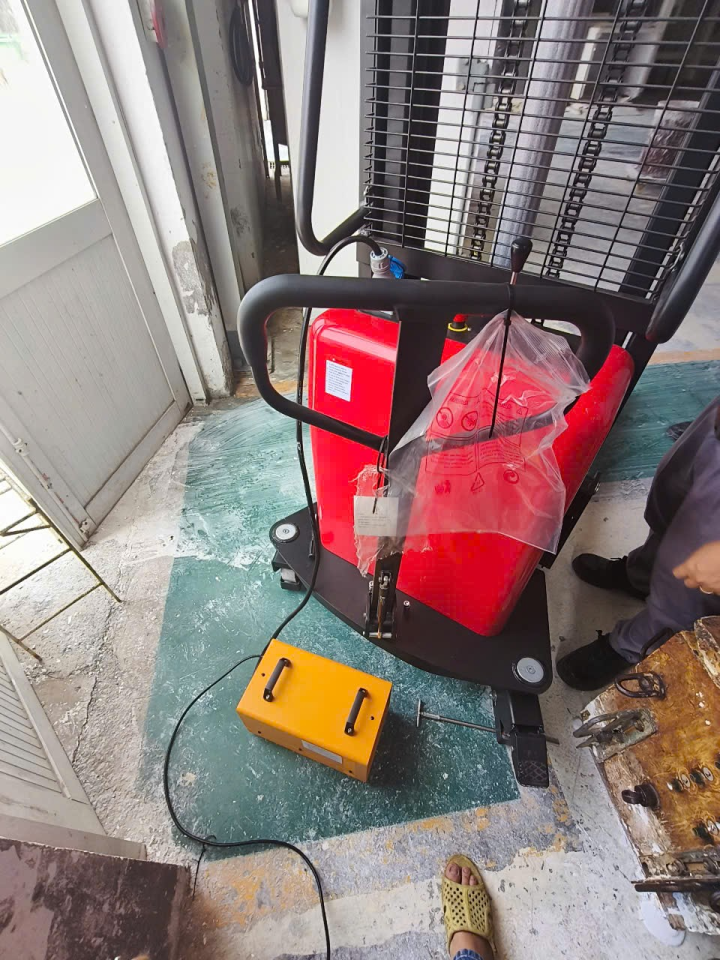 Xe nâng bán tự động 1.5 tấn nâng cao 1.6m