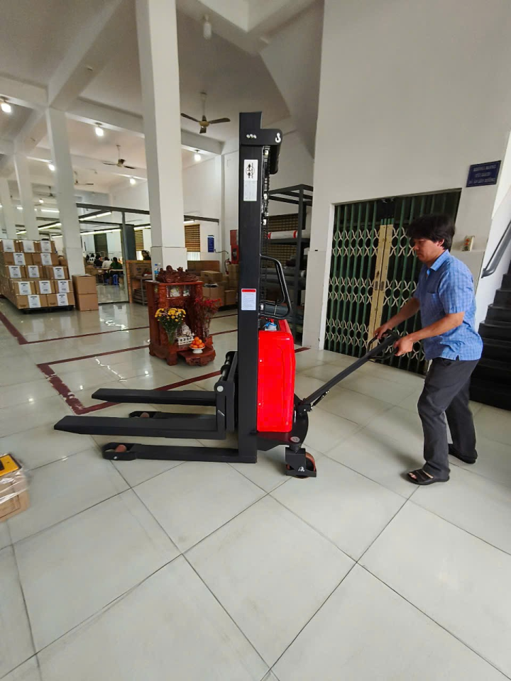 Xe nâng bán tự động 1.5 tấn Noblelift