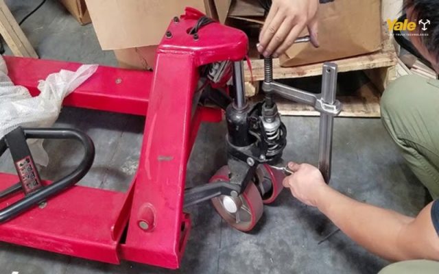 Các bước thay phốt xe nâng tay